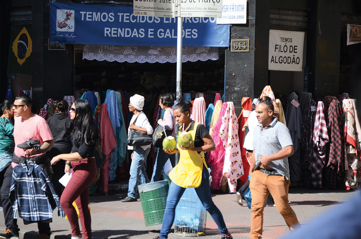 Movimento típico da 25, rua comercial mais famosa de São Paulo e do Brasil