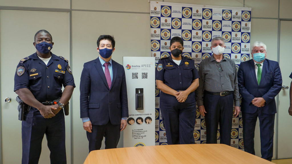 APECC e Ibrachina fazem doação de totens de álcool-gel para GCM