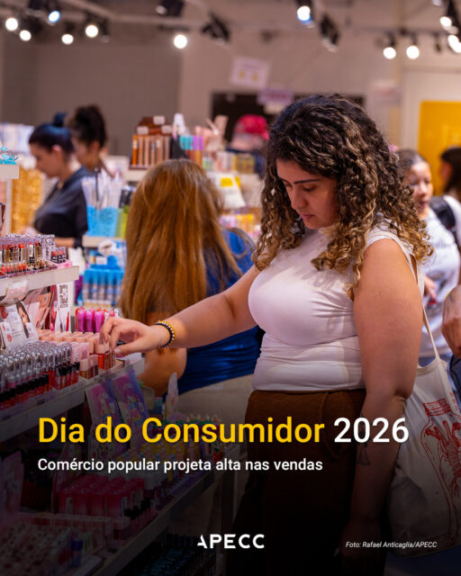 Dia 15 de março é o Dia do Consumidor, data que já se consolidou como uma das datas mais importantes do primeiro semestre para o varejo.

Em 2026, a data cai em um domingo e deve impulsionar ainda mais o movimento no fim de semana. A APECC informa que os lojistas do Circuito das Compras estão preparados para atender o aumento da demanda!

Segundo a ABComm, a expectativa é de crescimento de 8% nas vendas em relação ao ano anterior. Entre as categorias mais buscadas estão eletrônicos e smart home, beleza e bem-estar, moda sustentável e produtos de saúde e suplementos.

Criado no Brasil em 2014 para estimular o consumo em um período tradicionalmente mais lento, o Dia do Consumidor hoje é uma data estratégica para o comércio.

👉 Siga nossas redes e acompanhe as oportunidades no Circuito das Compras.