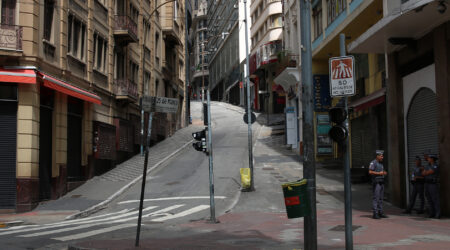 Comércio fechado na rua 25 de Março durante a quarentena - Foto: Rovena Rosa/Agência Brasil