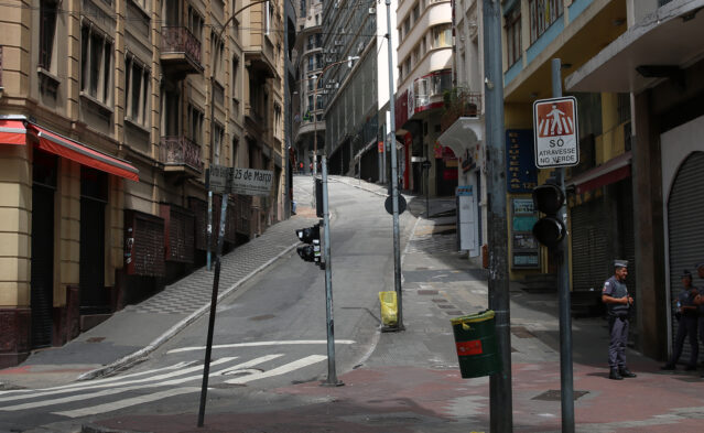 Comércio fechado na rua 25 de Março durante a quarentena - Foto: Rovena Rosa/Agência Brasil